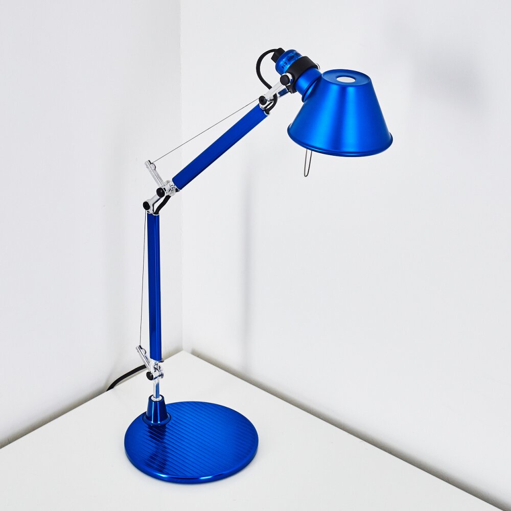 Scopri Lampada da tavolo Tolomeo Micro, Blu di Artemide, Made In Design  Italia